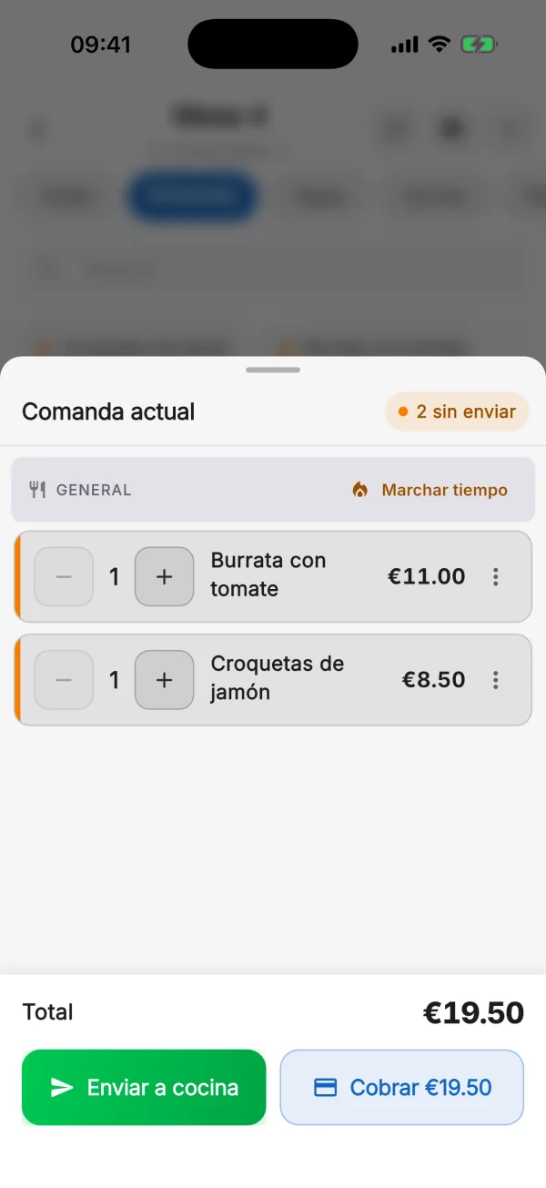 La app Mesero Comandas en un iPhone: la comanda de la Mesa 4 con burrata con tomate y croquetas de jamón sin enviar, y los botones Enviar a cocina y Cobrar.