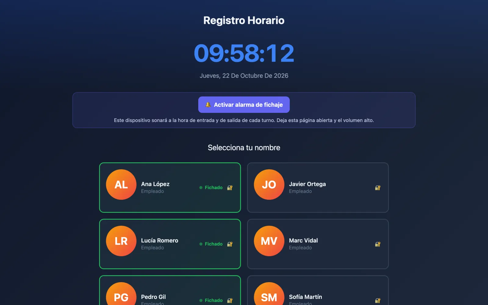 Mesero's clock-in page on a tablet (Spanish interface): the clock, the button to switch on the clock-in alarm and the staff list, with Ana, Lucía and Pedro already clocked in.