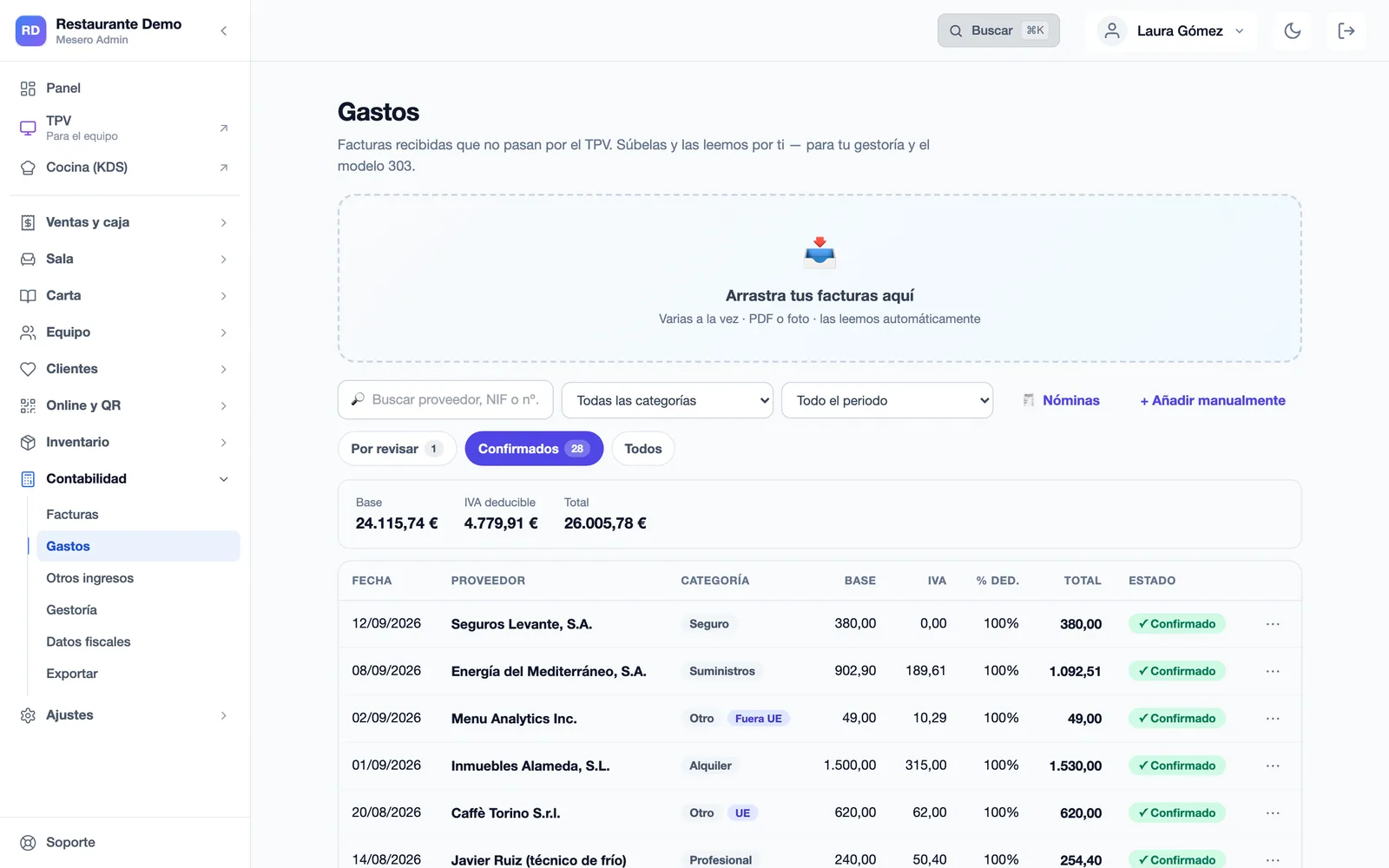 Expenses in Mesero (Spanish interface), with example data: the quarter's confirmed invoices with their category (rent, utilities, insurance, professional), the EU and non-EU purchases marked, and the period's base, deductible VAT and total.