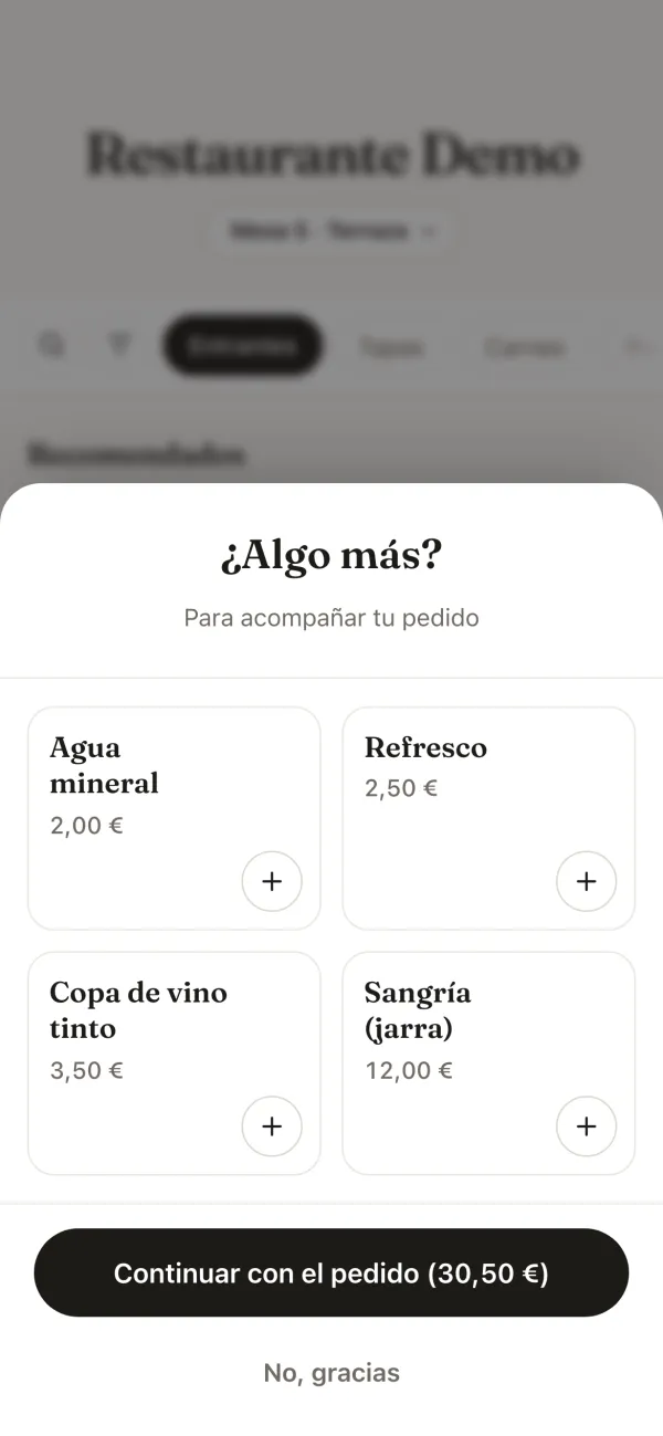 Antes de enviar el pedido, la carta pregunta ¿Algo más? y sugiere agua mineral, refresco, copa de vino tinto y sangría.